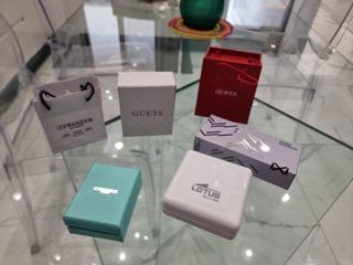 Lote Cajitas de joyas y reloj.