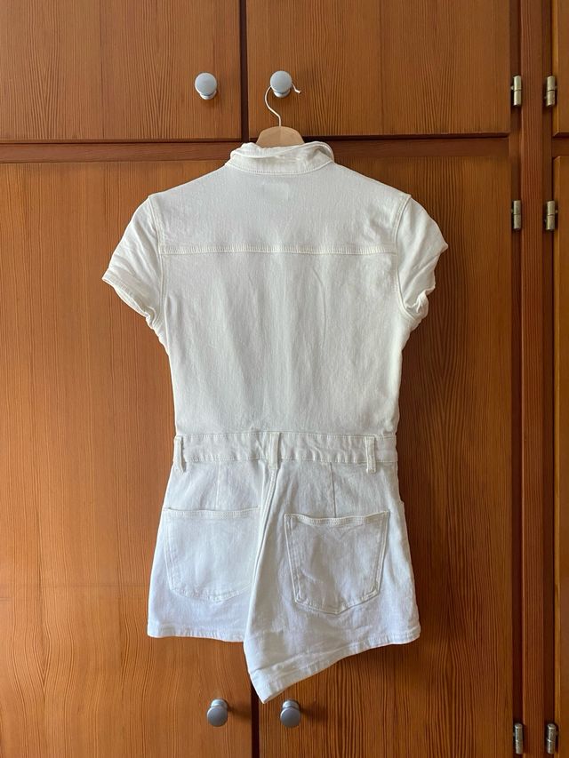 Mono denim blanco Bershka de segunda mano por 20 EUR en Madrid en