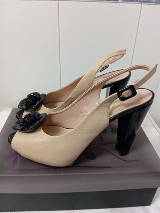 Zapatos de tacon con adorno de flor 