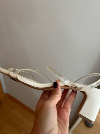 Sandalias blancas con tiras transparentes
