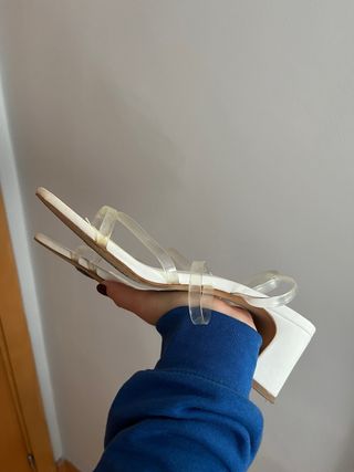 Sandalias blancas con tiras transparentes