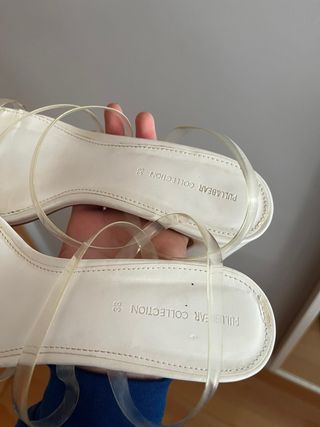 Sandalias blancas con tiras transparentes