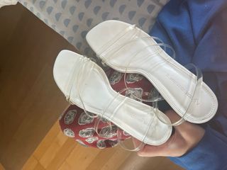 Sandalias blancas con tiras transparentes