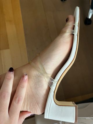 Sandalias blancas con tiras transparentes