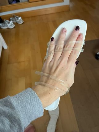 Sandalias blancas con tiras transparentes
