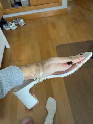 Sandalias blancas con tiras transparentes
