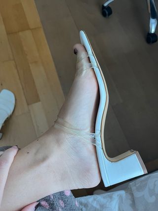 Sandalias blancas con tiras transparentes