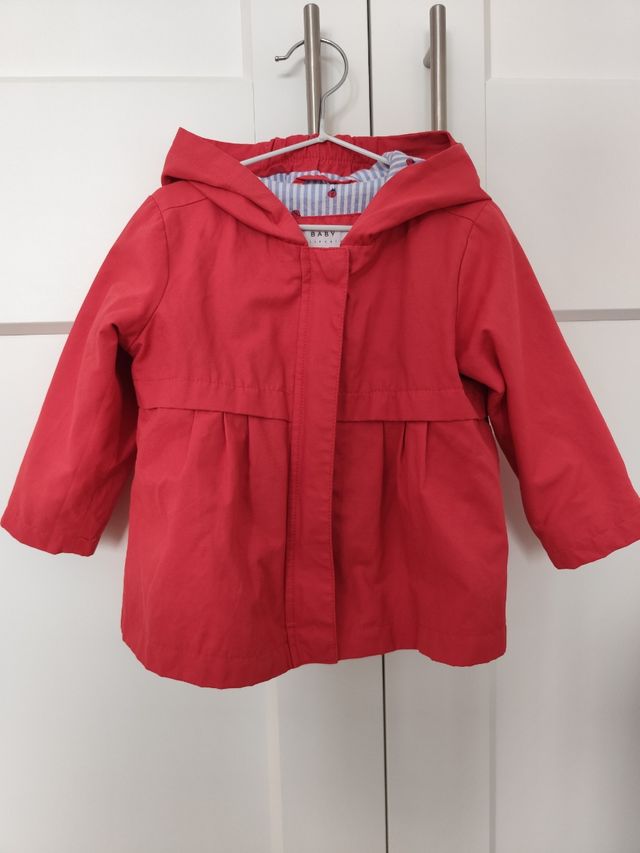 Gabardina rojiza bebé