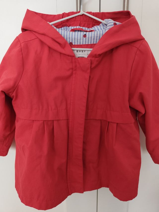 Gabardina rojiza bebé