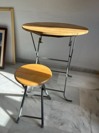 Mesa con bancos de madera