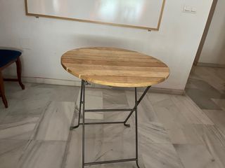 Mesa con bancos de madera