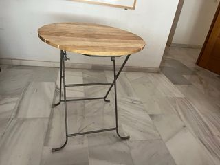 Mesa con bancos de madera