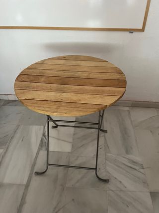 Mesa con bancos de madera