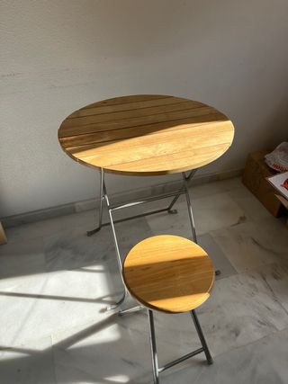 Mesa con bancos de madera