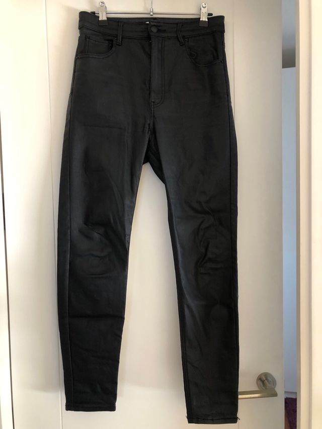 Pantalón pitillo encerado PULL&BEAR
