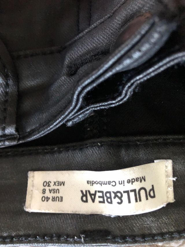 Pantalón pitillo encerado PULL&BEAR