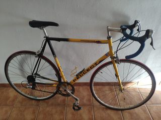 Bicicleta histórica Peugeot de carretera