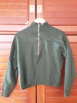 Jersey de color verde Stadivarius.