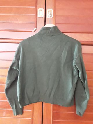 Jersey de color verde Stadivarius.