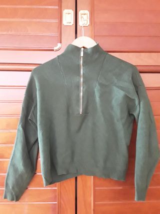 Jersey de color verde Stadivarius.