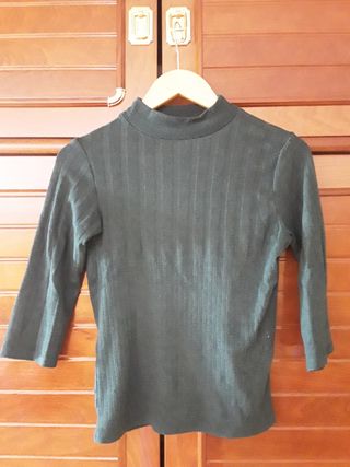 Jersey de color verde Stadivarius.