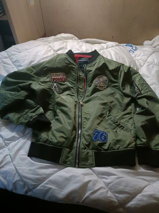 Anorak verde infantil.