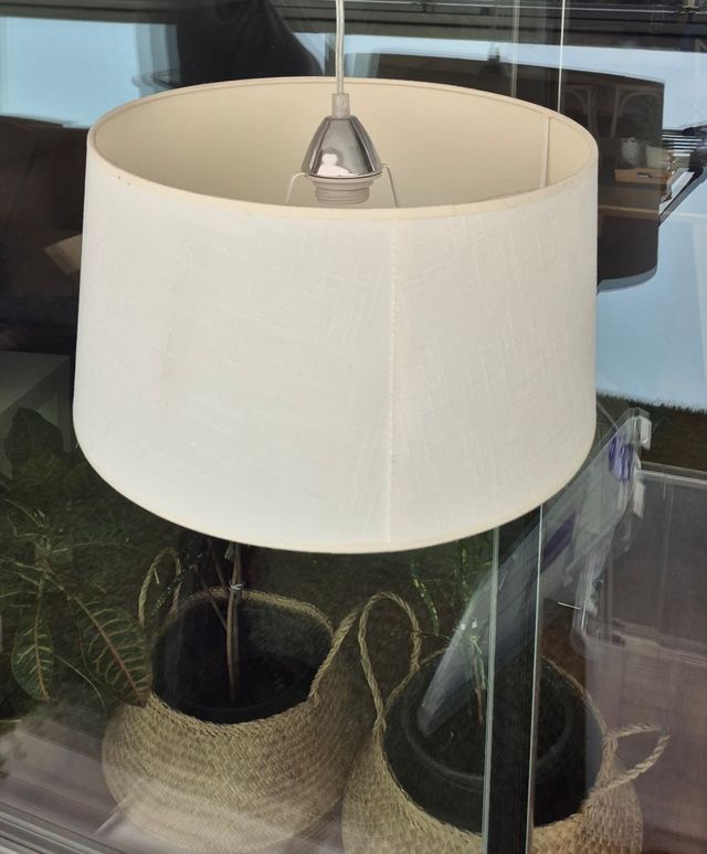 3 PANTALLAS DE LÁMPARAS Y SOPORTES