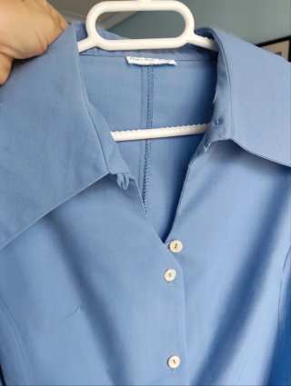 Camisa azul.