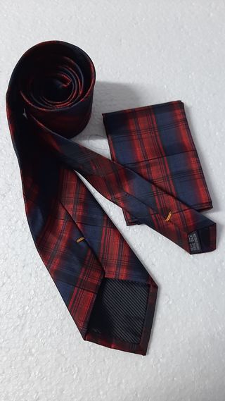 Corbata y pañuelo azul marino
