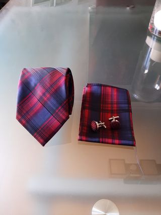 Corbata y pañuelo azul marino