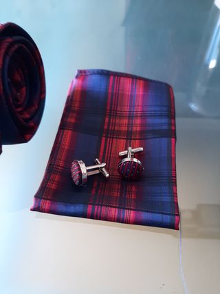Corbata y pañuelo azul marino