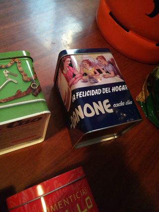 Cajas latas vintage y cenicero castro