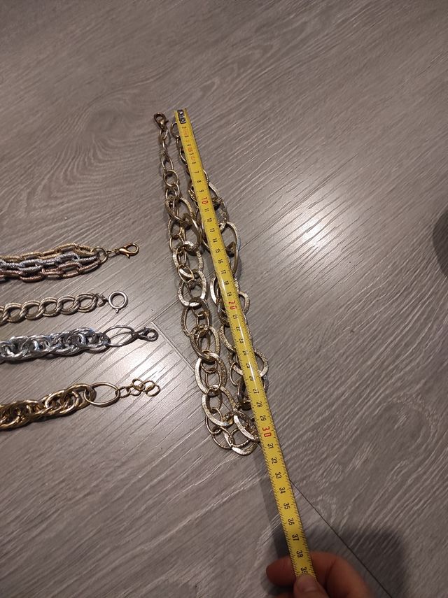 Collar y cuatro pulseras