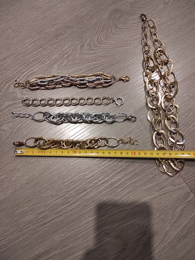 Collar y cuatro pulseras