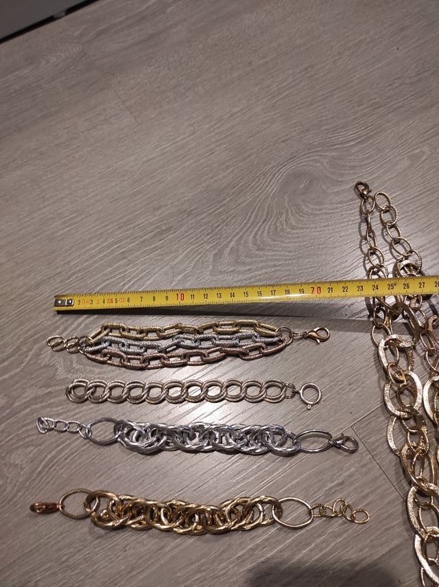 Collar y cuatro pulseras