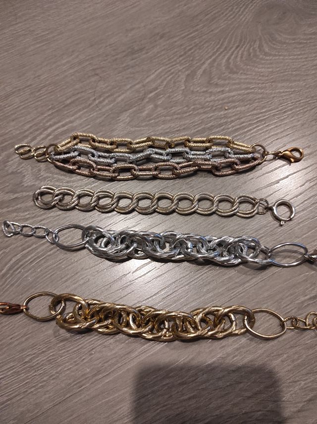 Collar y cuatro pulseras