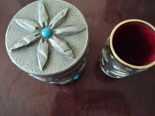 Bote y portalápices en estaño repujado