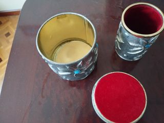 Bote y portalápices en estaño repujado