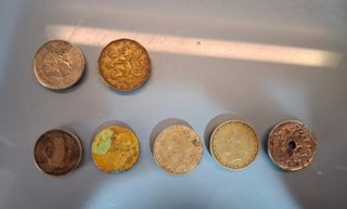 Monedas españolas y un par extranjeras