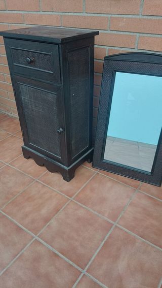 Mueble de recibidor y espejo.
