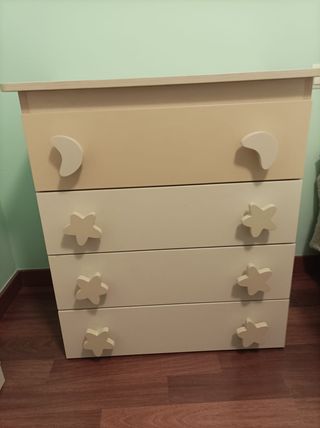 Cuna y cajonera a juego