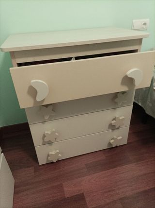 Cuna y cajonera a juego