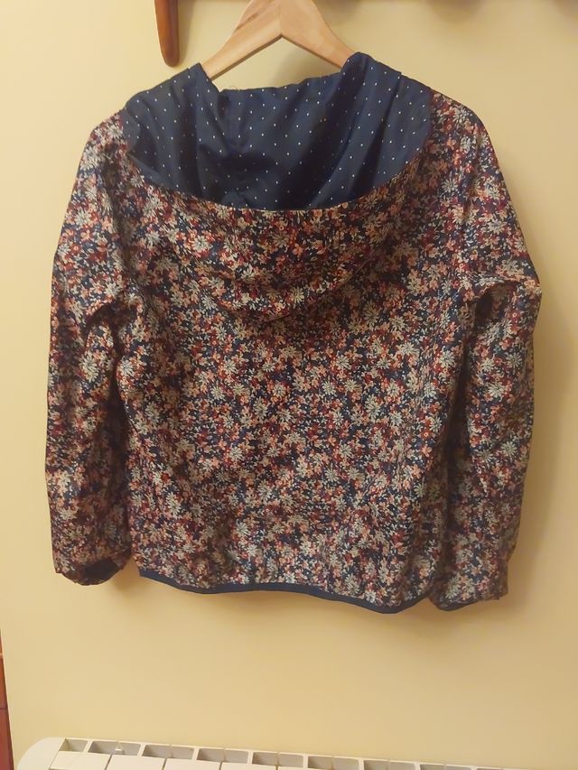 Impermeable reversible con capucha