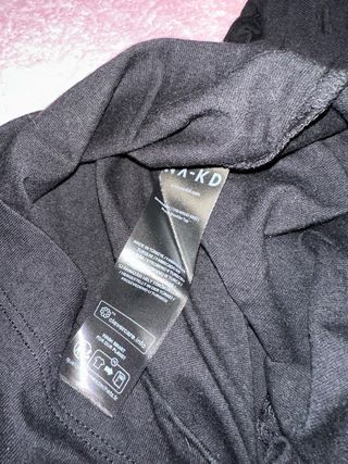 Top negro de hombros marcados 