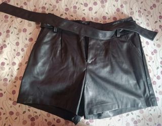 Pantalón corto de cuero 
