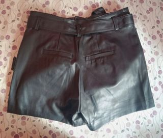 Pantalón corto de cuero 