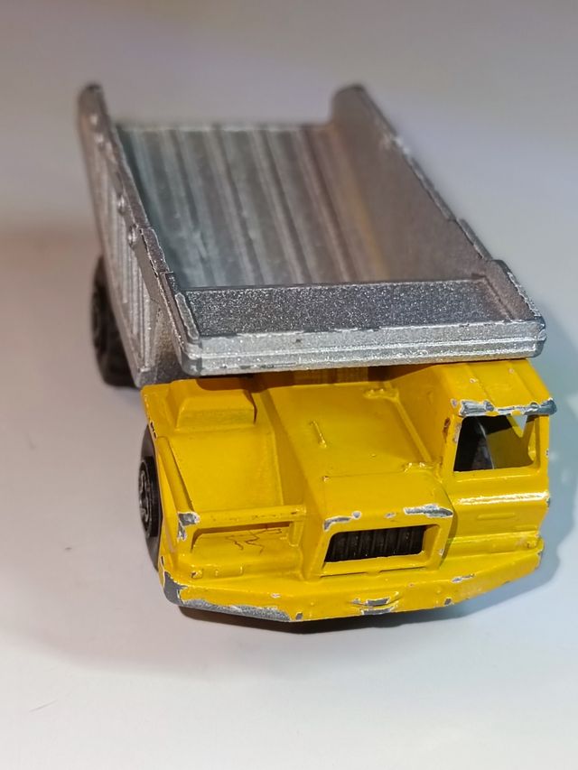 CAMION BENNE CARRIERE VOLQUETE 1/64 MAJORETTE