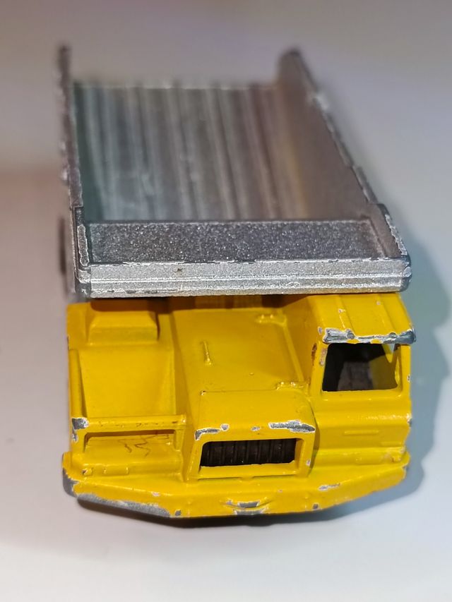 CAMION BENNE CARRIERE VOLQUETE 1/64 MAJORETTE
