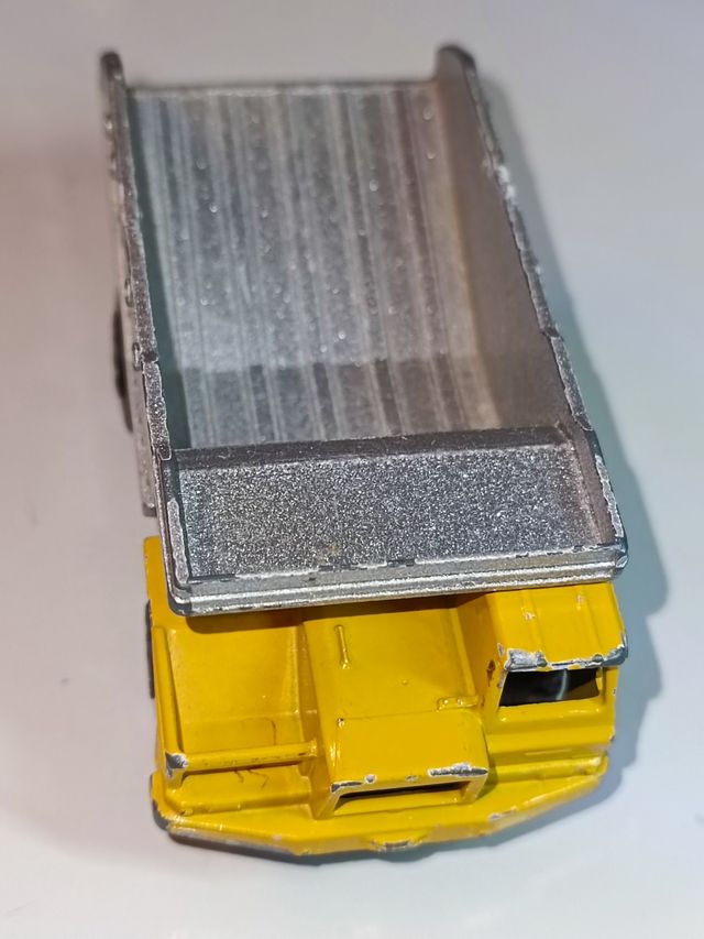 CAMION BENNE CARRIERE VOLQUETE 1/64 MAJORETTE