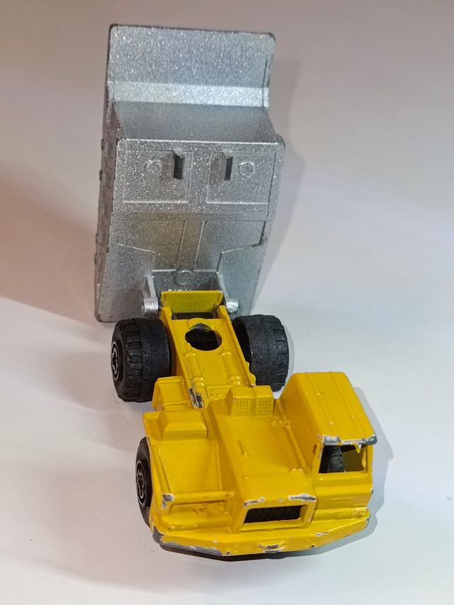 CAMION BENNE CARRIERE VOLQUETE 1/64 MAJORETTE